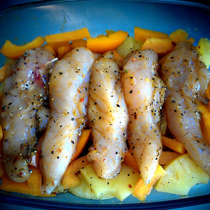 Kylling og ananas i fad, før ovn
