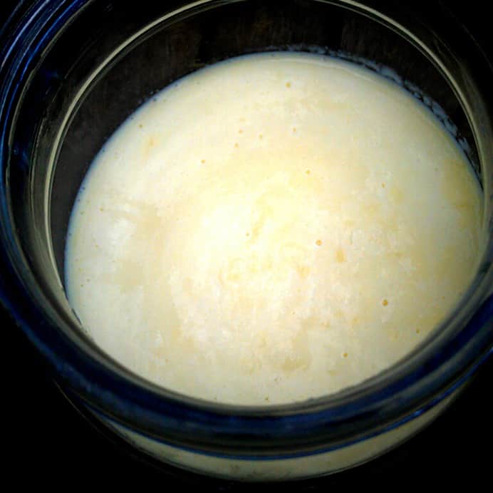 Kondenseret mælk efter kogning, hældt på glas