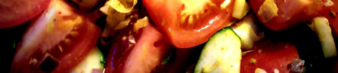 Kyllingeboller i et væld af grøntsager & bønner - tomat