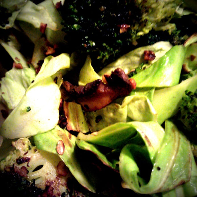 Varm broccoli-/kål salat