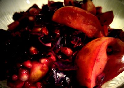 Varm rødkål med æbler & granatæble