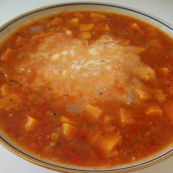Tomatsuppe med søde kartofler og linser, med skyr
