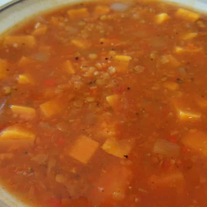 Tomatsuppe med søde kartofler og linser