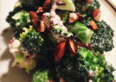 Sur/sød broccolisalat i skyr-dressing