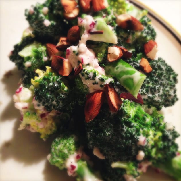 Sur/sød broccolisalat i skyr-dressing