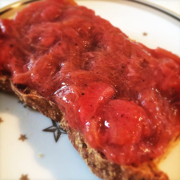Rabarber-jordbær marmelade, på sundt proteinrigt rugbrød